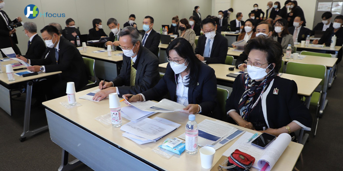 「アヌティン」はNHSOチームを率い、日本の健康保険について研究し、知識を交換しました。