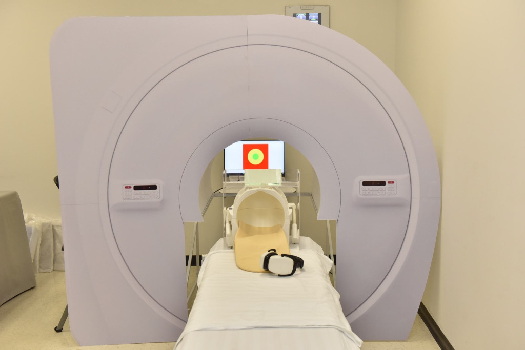 "เครื่อง MRI mock-scanner"