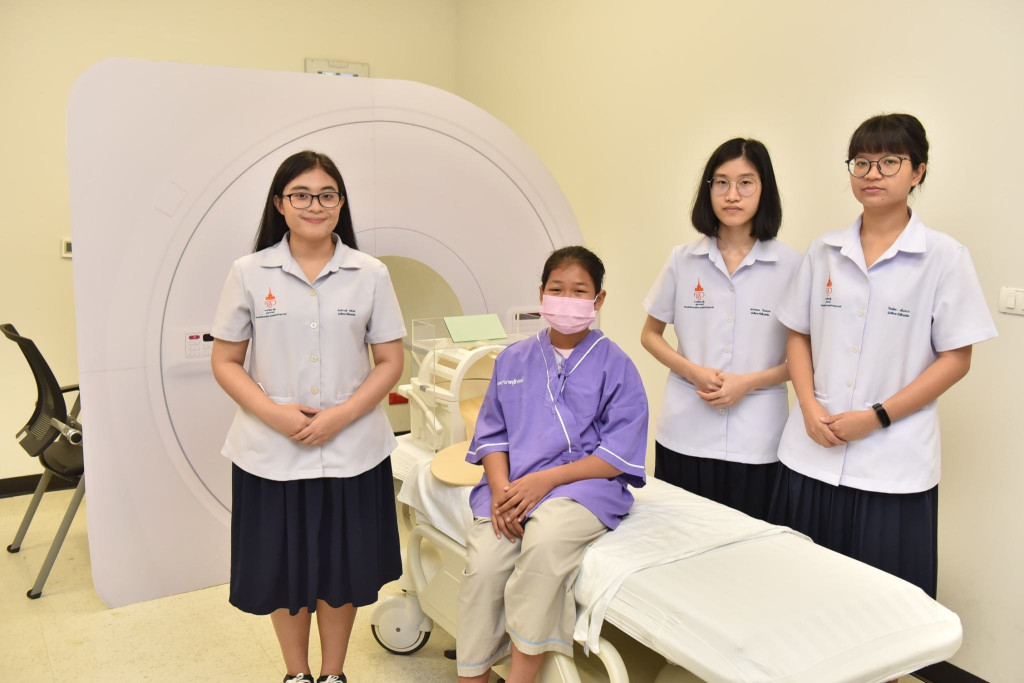 "เครื่อง MRI mock-scanner"